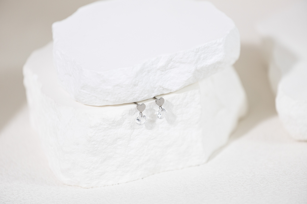 귀걸이 愛心墜鋯石垂墜耳環 / 銀色