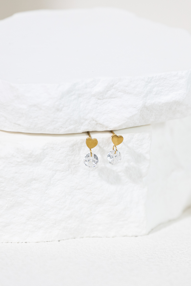 귀걸이 愛心墜鋯石垂墜耳環 / 金色