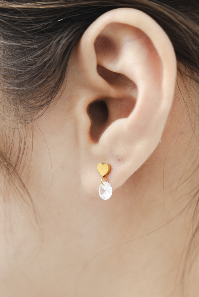 귀걸이 愛心墜鋯石垂墜耳環 / 金色
