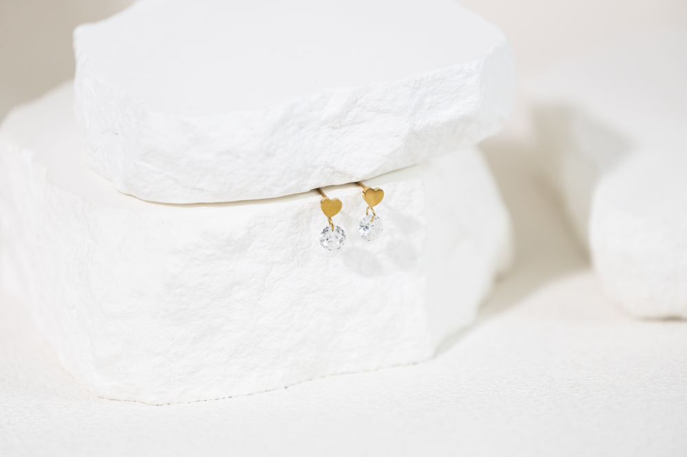 귀걸이 愛心墜鋯石垂墜耳環 / 金色