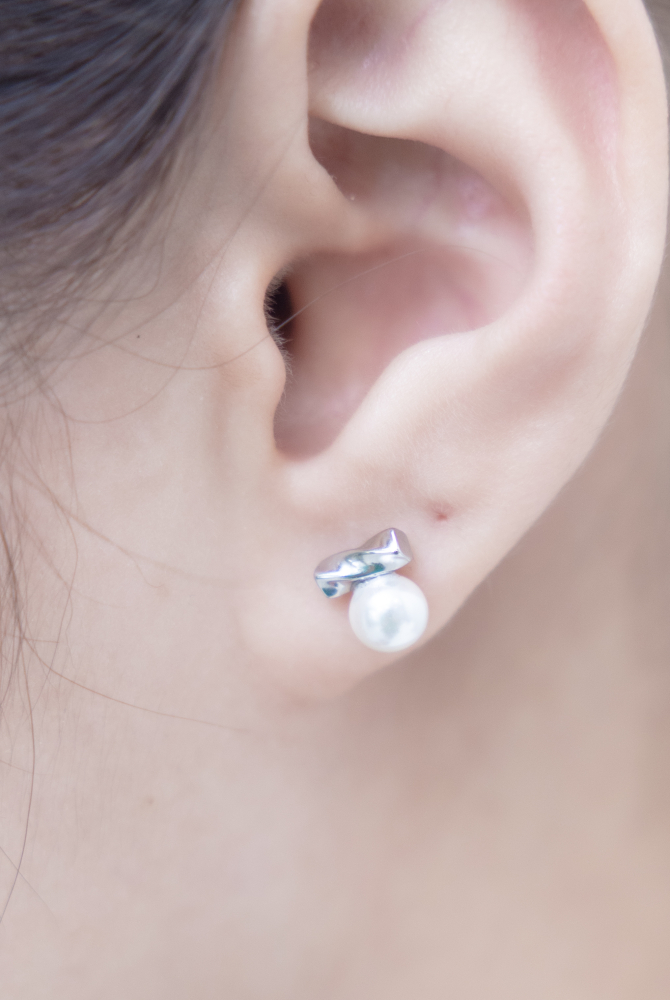 귀걸이 螺旋體掛小珍珠耳環 / 銀色