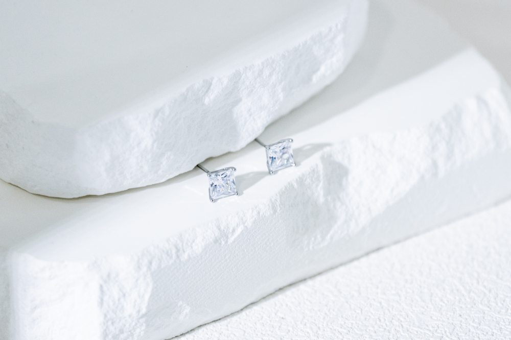 귀걸이 單顆鋯石耳環 / 銀色