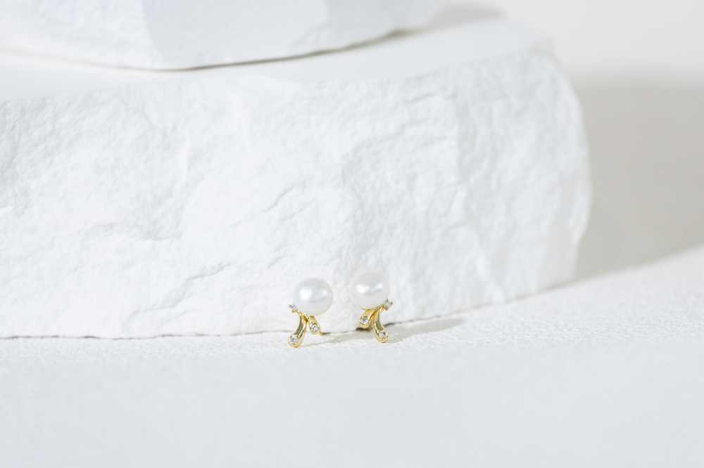 귀걸이 珍珠接小香蕉狀鑲鋯石耳環 / 金色