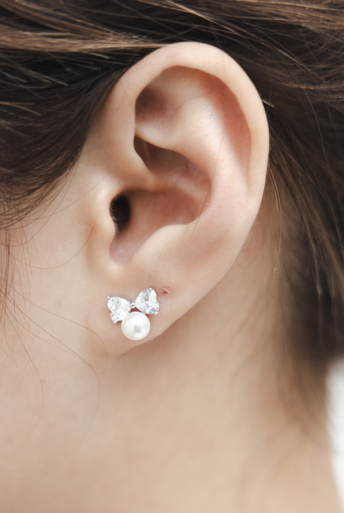 귀걸이 珍珠鋯石蝴蝶結耳環 / 銀色