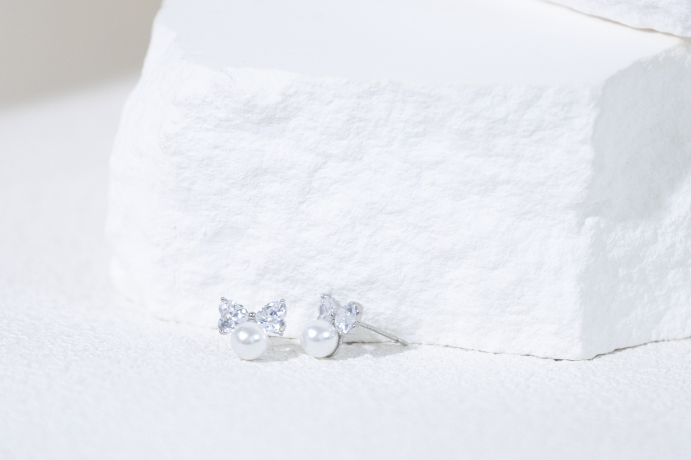 귀걸이 珍珠鋯石蝴蝶結耳環 / 銀色