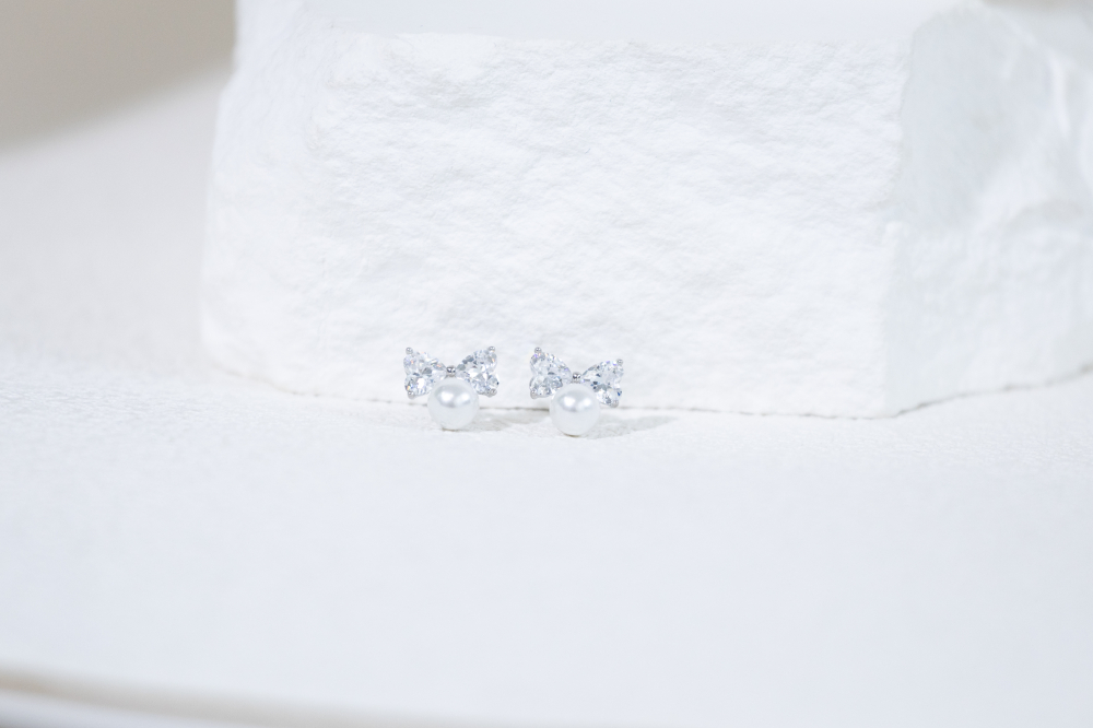 귀걸이 珍珠鋯石蝴蝶結耳環 / 銀色