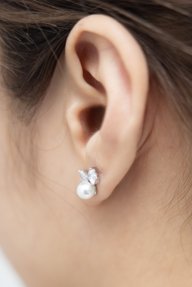 귀걸이 珍珠鋯石蝴蝶結耳環 / 銀色