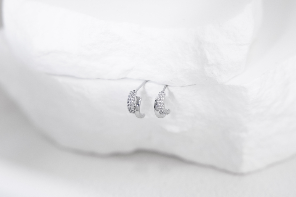 귀걸이 半圓弧小鋯石耳環 / 銀色