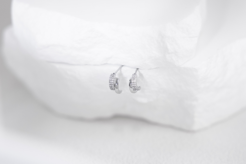 귀걸이 半圓弧小鋯石耳環 / 銀色