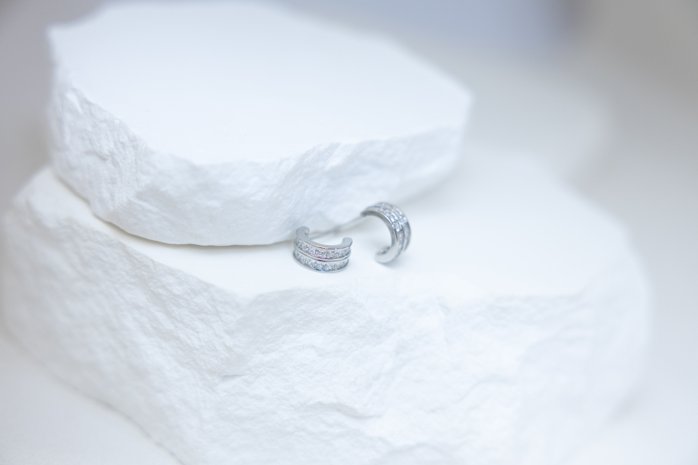 귀걸이 C字鑲滿小鋯石耳環 / 銀色