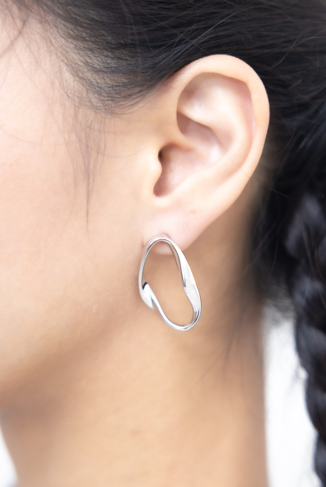 귀걸이 不規則扭曲大圈耳環 / 銀色