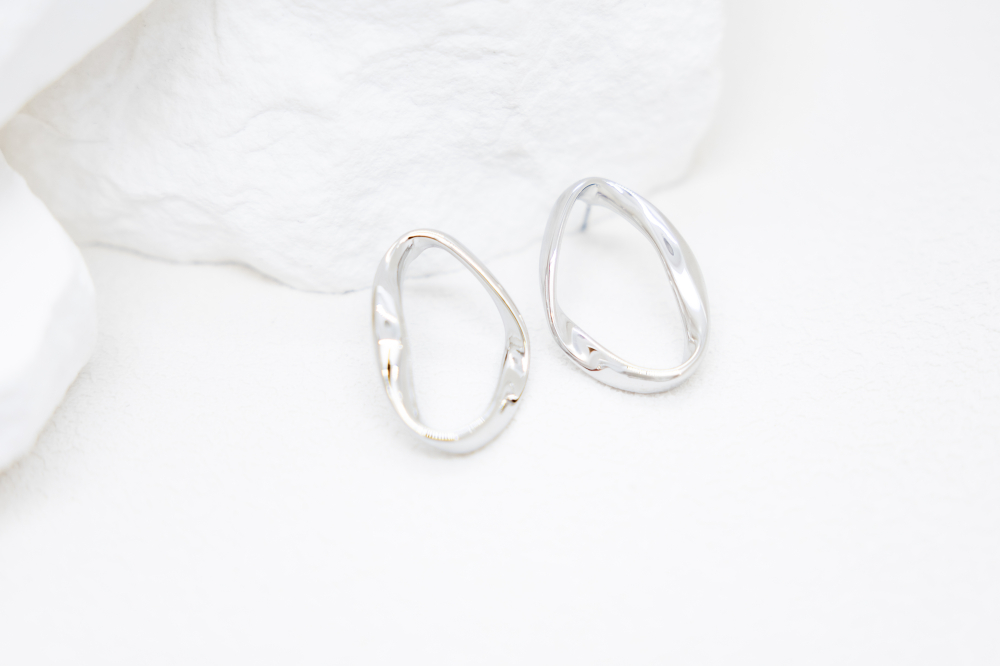 귀걸이 不規則扭曲大圈耳環 / 銀色
