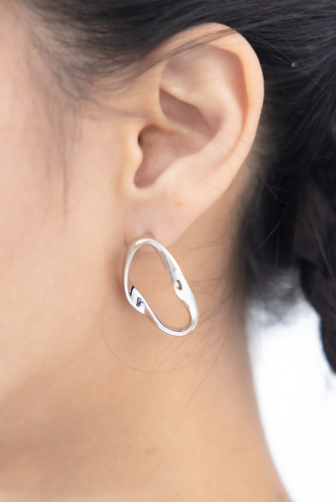 귀걸이 不規則扭曲大圈耳環 / 銀色