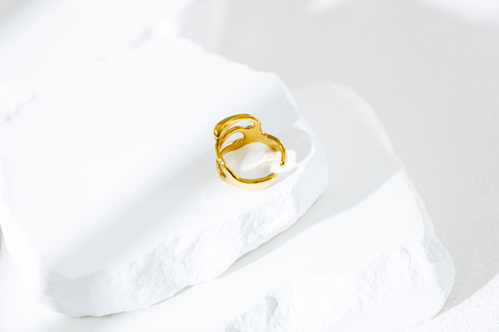 반지 寬版不規則中間兩鏤空戒指 / 金色