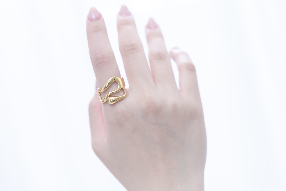 반지 寬版不規則中間兩鏤空戒指 / 金色