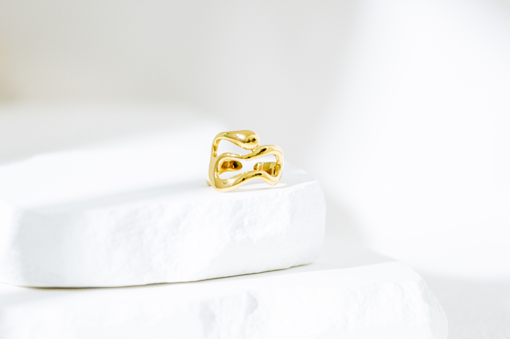 반지 寬版不規則中間兩鏤空戒指 / 金色