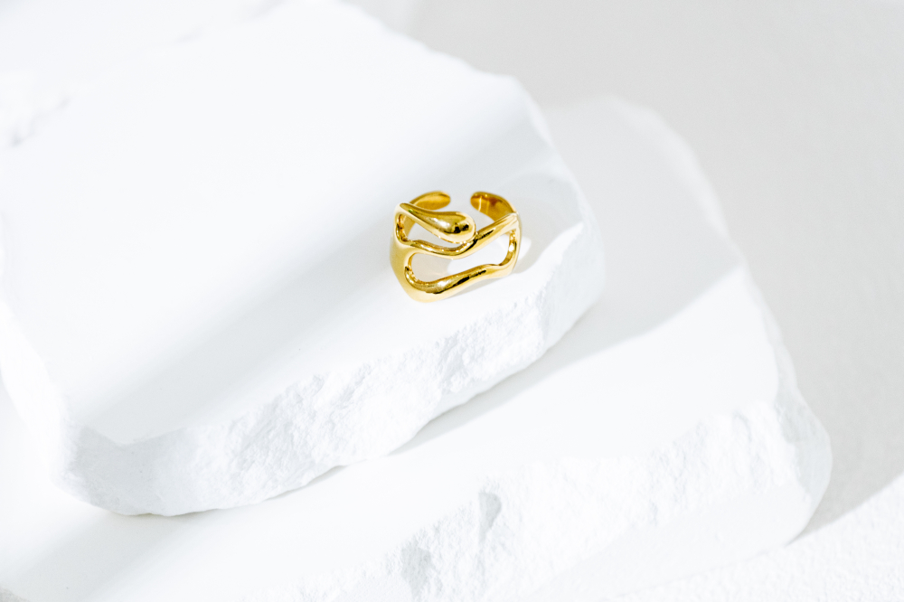 반지 寬版不規則中間兩鏤空戒指 / 金色