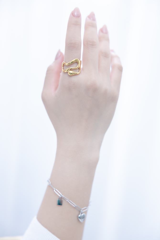 반지 寬版不規則中間兩鏤空戒指 / 金色