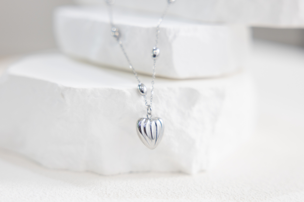 목걸이 立體弧線愛心墜飾項鍊 / 銀色