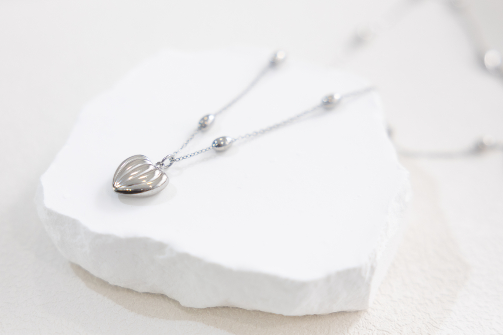 목걸이 立體弧線愛心墜飾項鍊 / 銀色