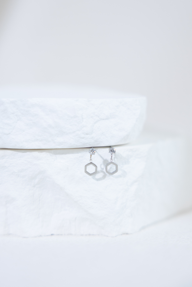 귀걸이 垂墜式小鋯石六邊形耳環 / 銀色