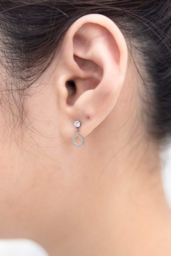 귀걸이 垂墜式小鋯石六邊形耳環 / 銀色
