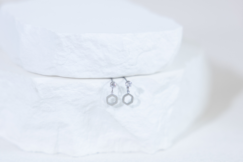 귀걸이 垂墜式小鋯石六邊形耳環 / 銀色