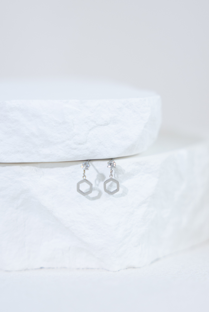 귀걸이 垂墜式小鋯石六邊形耳環 / 銀色