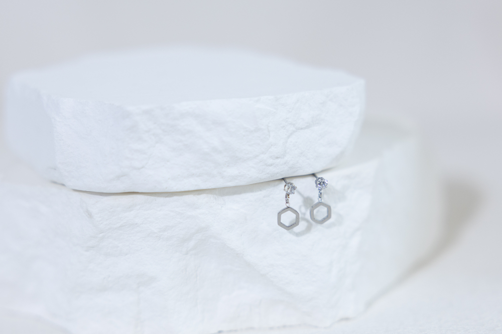 귀걸이 垂墜式小鋯石六邊形耳環 / 銀色