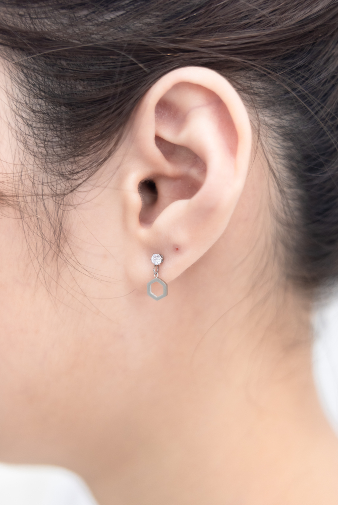 귀걸이 垂墜式小鋯石六邊形耳環 / 銀色