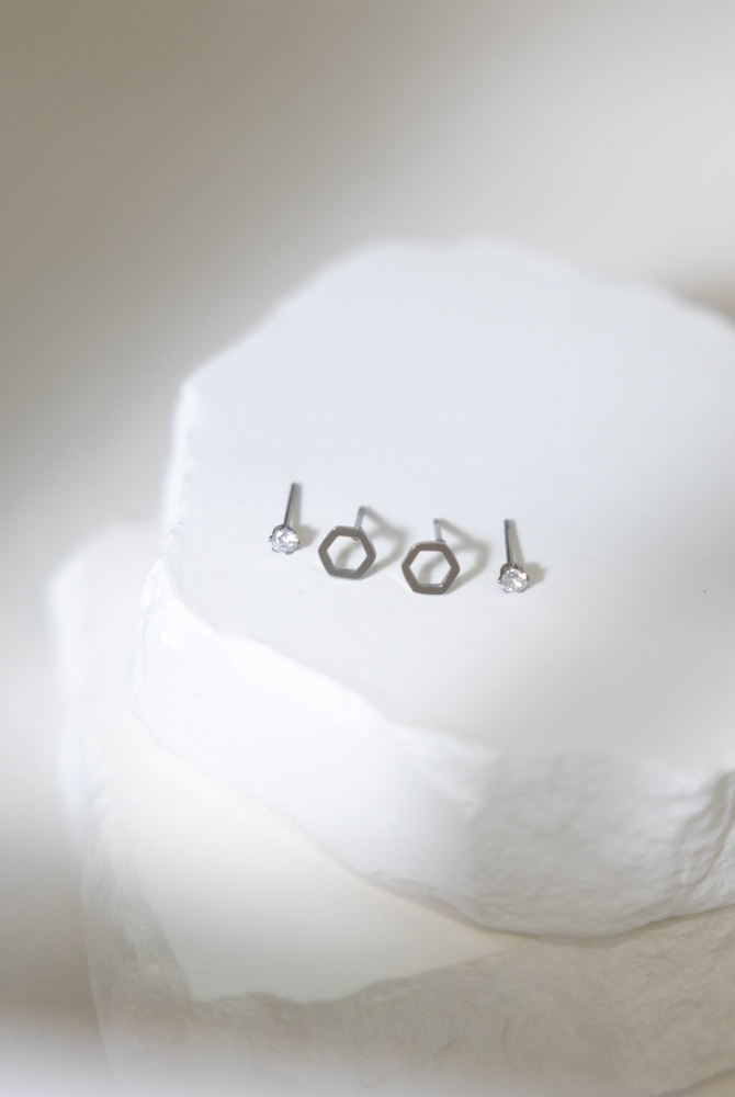 귀걸이  空心六邊形.小鋯石耳環 / 銀色