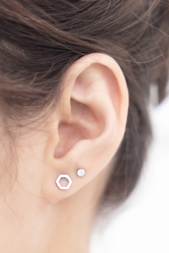 귀걸이  空心六邊形.小鋯石耳環 / 銀色