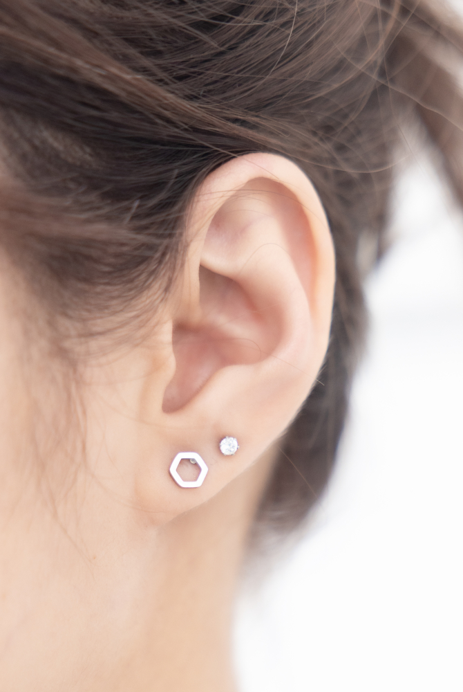 귀걸이  空心六邊形.小鋯石耳環 / 銀色