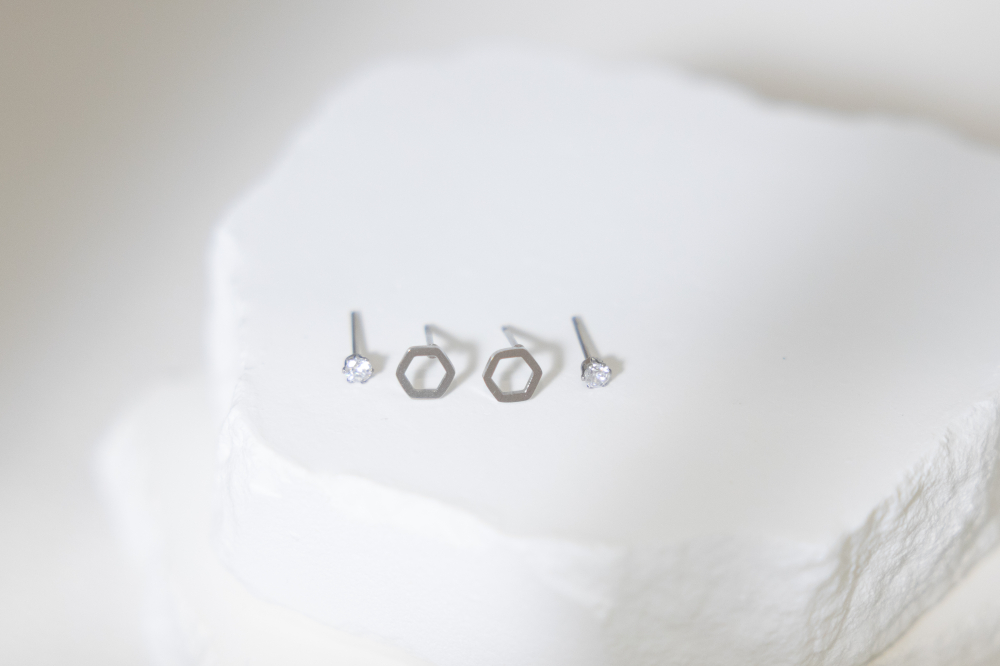 귀걸이  空心六邊形.小鋯石耳環 / 銀色