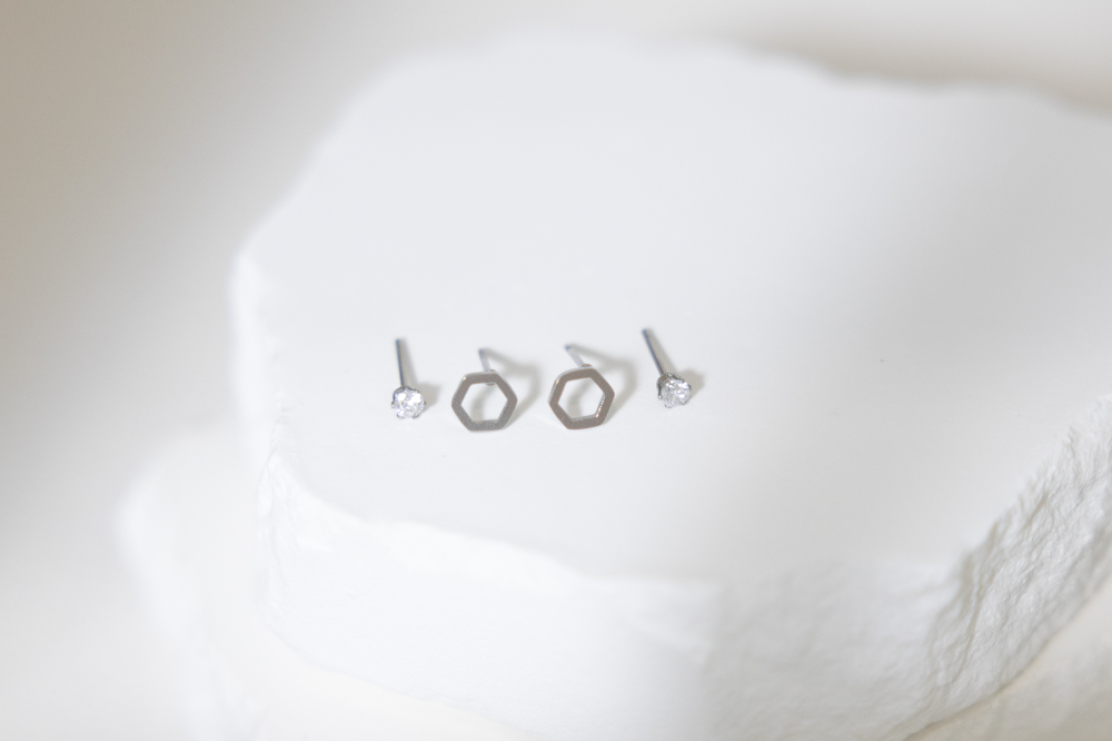 귀걸이  空心六邊形.小鋯石耳環 / 銀色