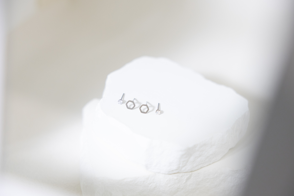 귀걸이  空心六邊形.小鋯石耳環 / 銀色