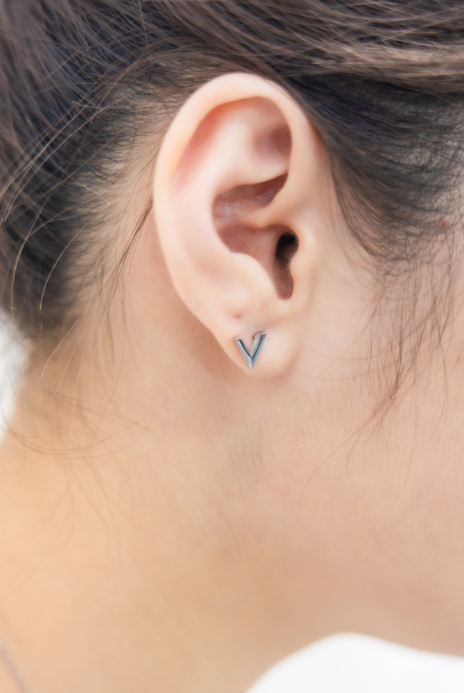 귀걸이 立體Ｖ字耳環 / 銀色