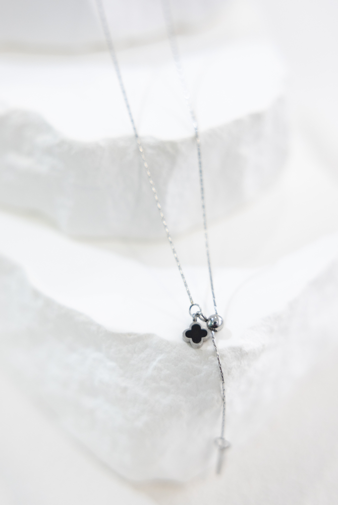 목걸이 黑色四葉花朵Ｙ字極細威尼斯鍊 / 銀色