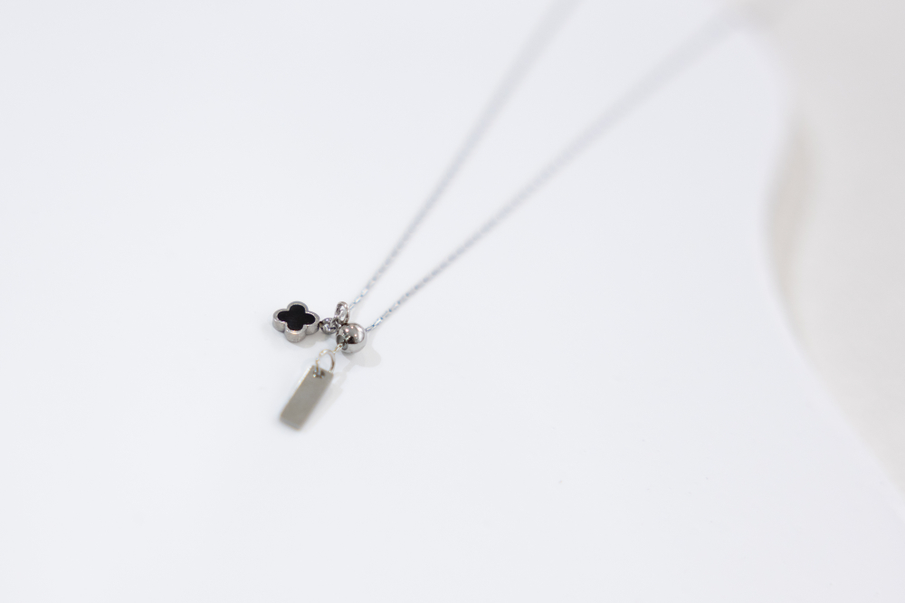 목걸이 黑色四葉花朵Ｙ字極細威尼斯鍊 / 銀色