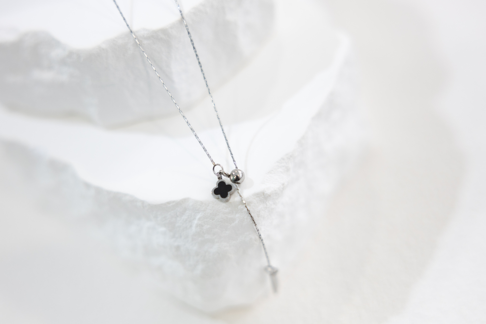 목걸이 黑色四葉花朵Ｙ字極細威尼斯鍊 / 銀色