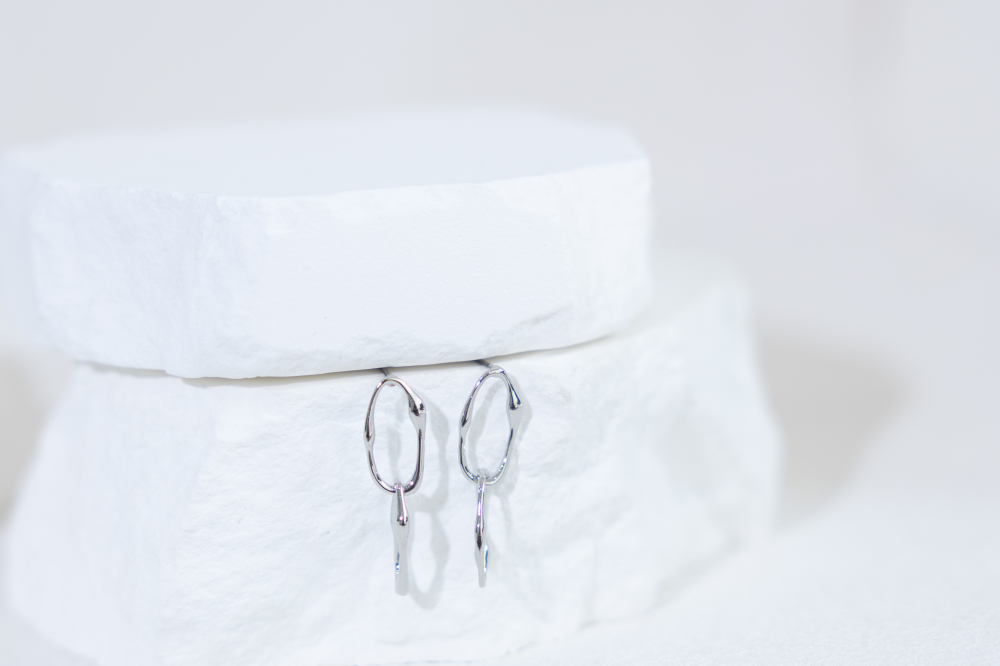 귀걸이 兩細邊橢圓相扣垂墜式耳環 / 銀色