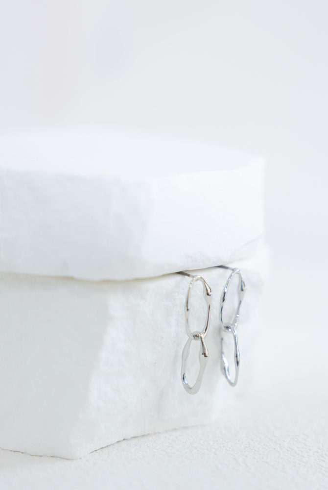 귀걸이 兩細邊橢圓相扣垂墜式耳環 / 銀色