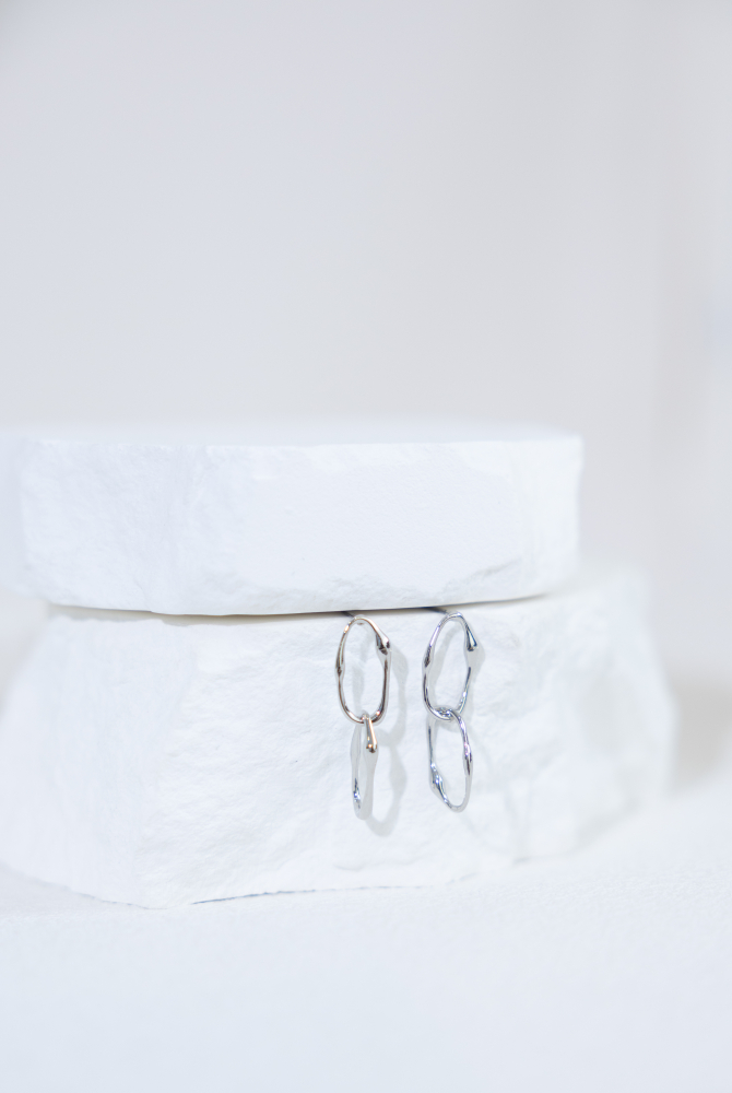 귀걸이 兩細邊橢圓相扣垂墜式耳環 / 銀色