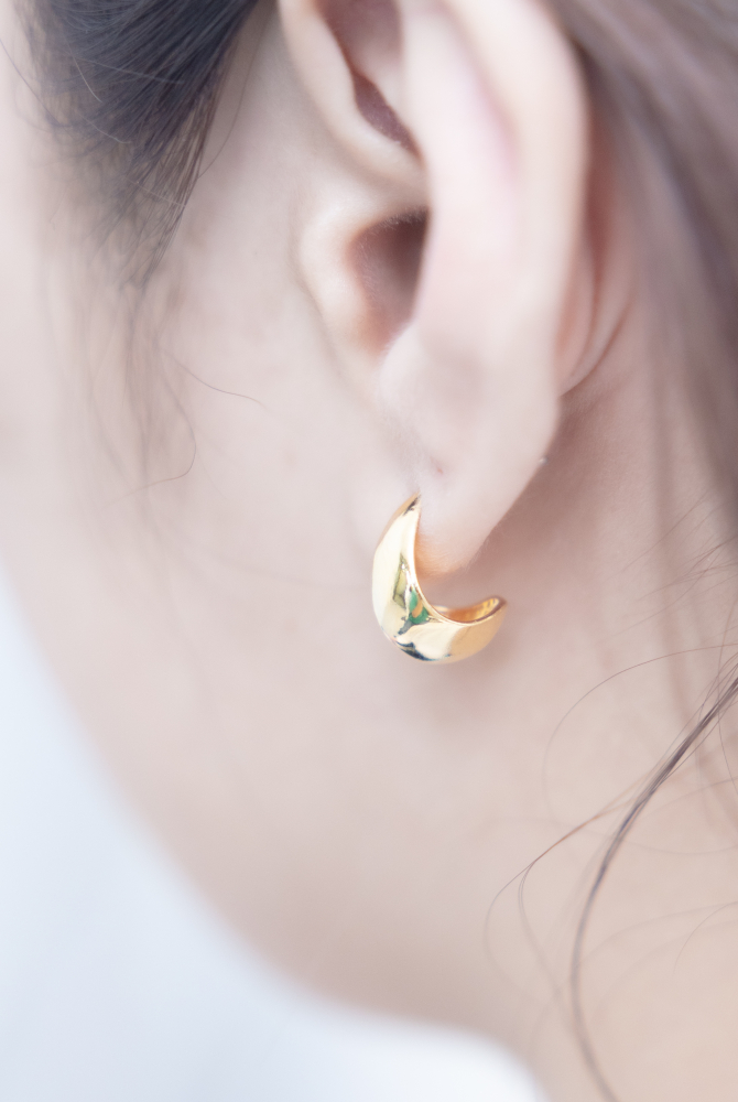 귀걸이 寬版彎曲月亮耳環 / 金色