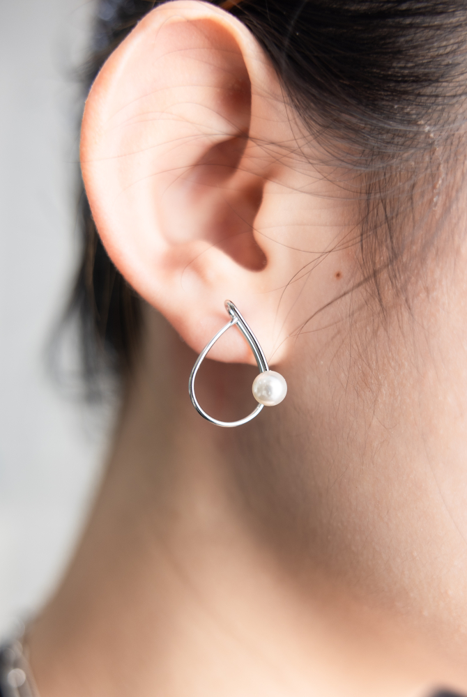귀걸이 細空心水滴珍珠耳環 / 銀色