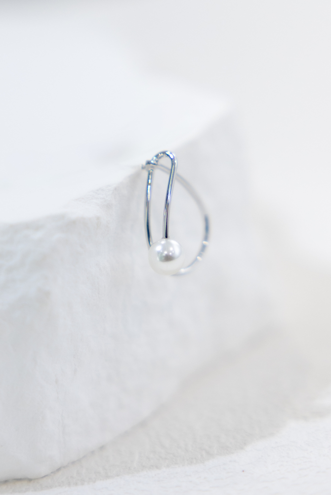 귀걸이 細空心水滴珍珠耳環 / 銀色