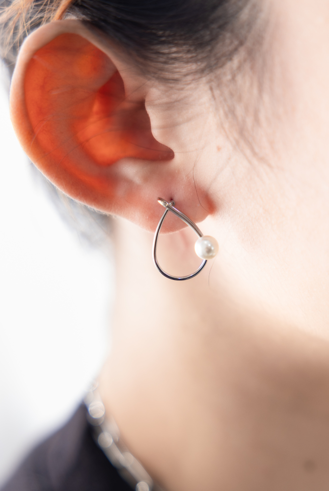 귀걸이 細空心水滴珍珠耳環 / 銀色