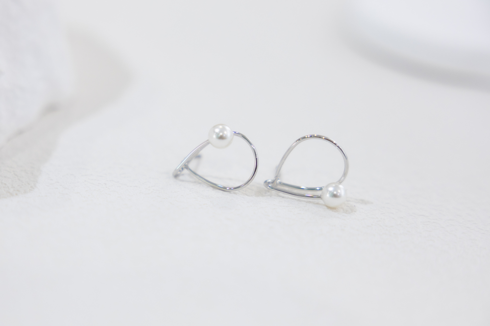 귀걸이 細空心水滴珍珠耳環 / 銀色