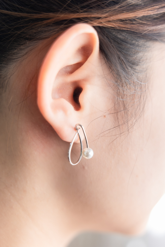 귀걸이 細空心水滴珍珠耳環 / 銀色