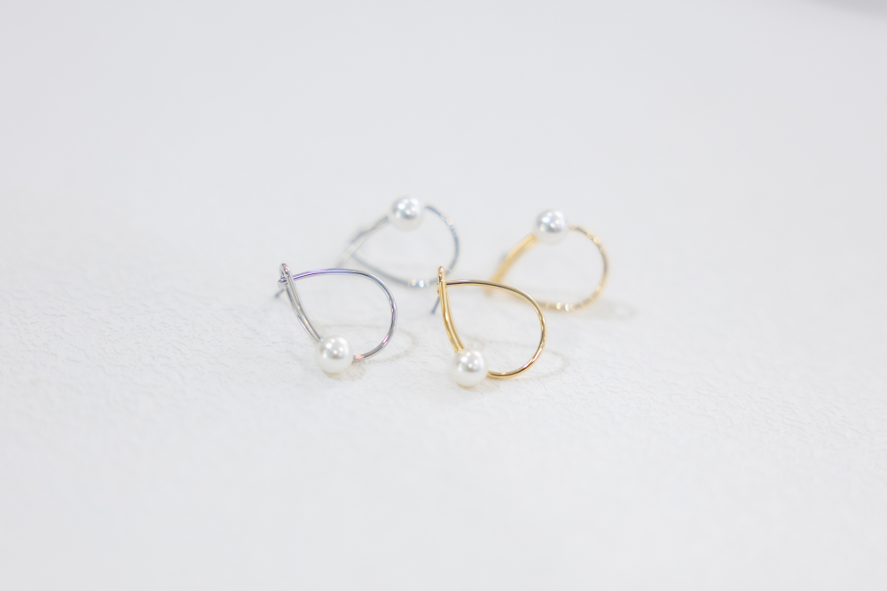 귀걸이 細空心水滴珍珠耳環 / 銀色